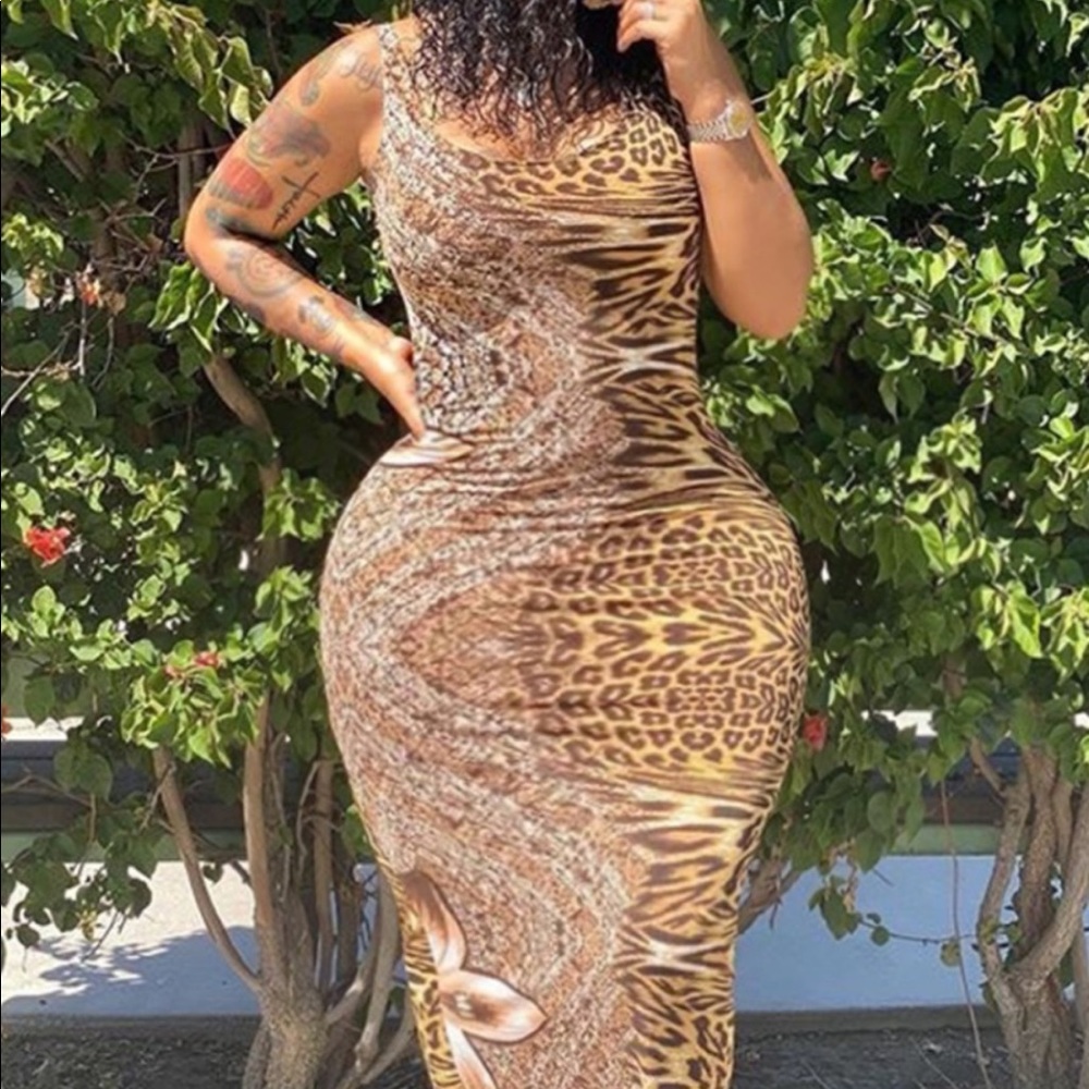 Lovely stylish leopard print ankle length dress.